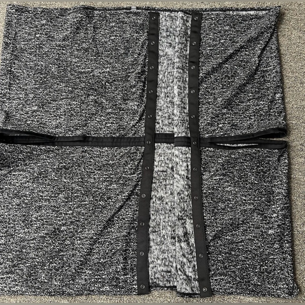 LULULEMON Vinyasa Scarf Wrap Rulu Fabric Snaps Logo Black/ White O/S - Picture 8 of 8